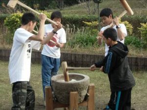 木花中学生の餅つきチャレンジ