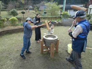 子供の餅つきチャレンジ