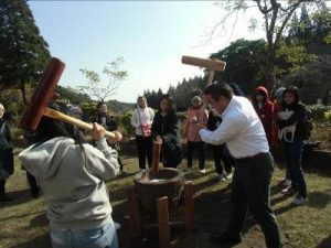 留学生と宮崎市民の交流餅つき